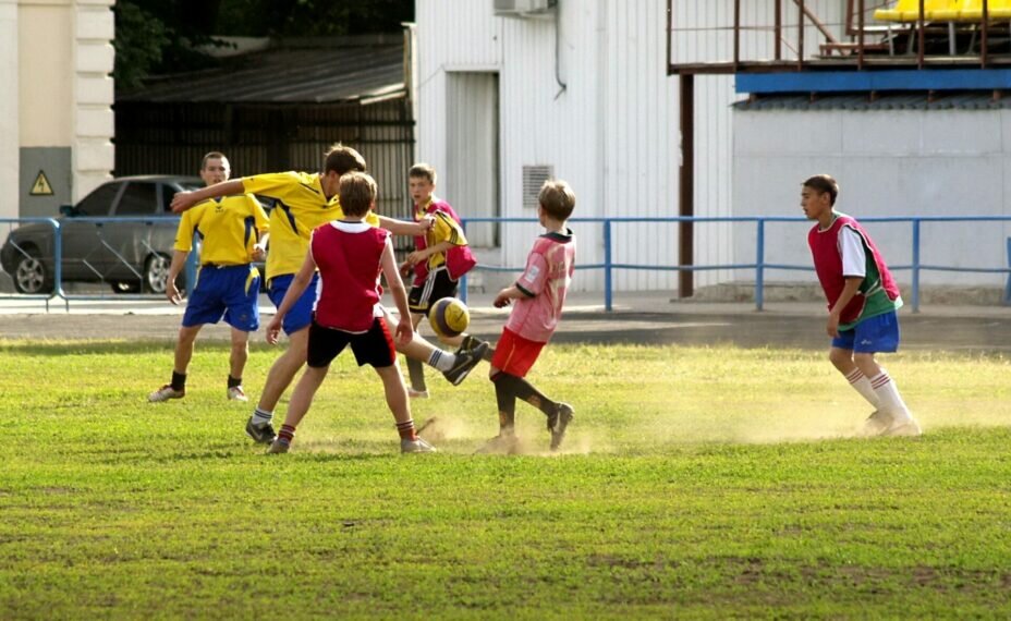    Подростки на школьном стадионе/Архивное фото/Alexander Legky/Global Look Press