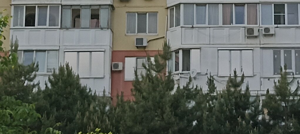 Окна  при вглядеться снаружи отражают небо
