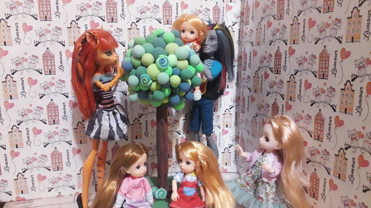 Даже из простых пластилиновых шариков можно сделать оригинальный весенний декор - дети с удовольствием слепили новую игрушку.