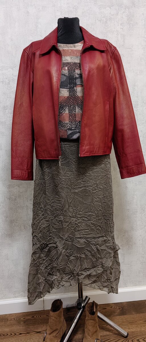 Куртка: натуральная кожа, подкладка вискоза, идеальное состояние. Обошлась мне в... 500 р с копейками!  Эх... были же когда-то такие цены в секондах... Юбка из жатого крепдешина на трикотажной подкладке: купила просто ради прикола за совсем символическую сумму по распродаже 90%, пару лет она провалялась в гардеробе, а потом вдруг "зашло")). Зашло, в том числе, благодаря этому оригинальному лонгсливу - он объединил две вещи в один лук (look).  