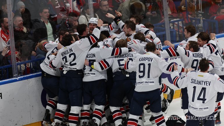    Хоккеисты «Металлурга» радуются победе в Кубке Гагарина.Александр Федоров