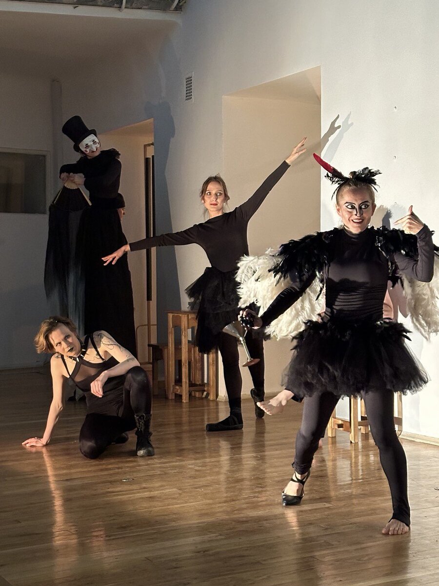 Сцена из спектакля "Скоморох Памфалон". Жанры. Фото автора.