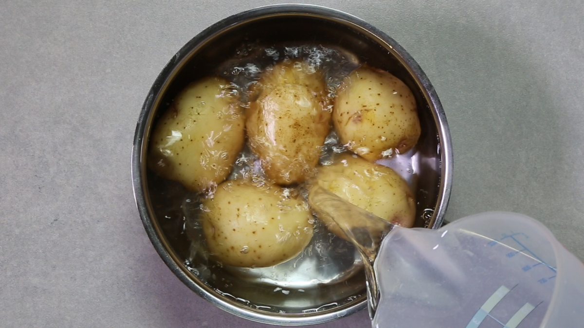 Отваривая картофель клубни опускаются в уже кипящую