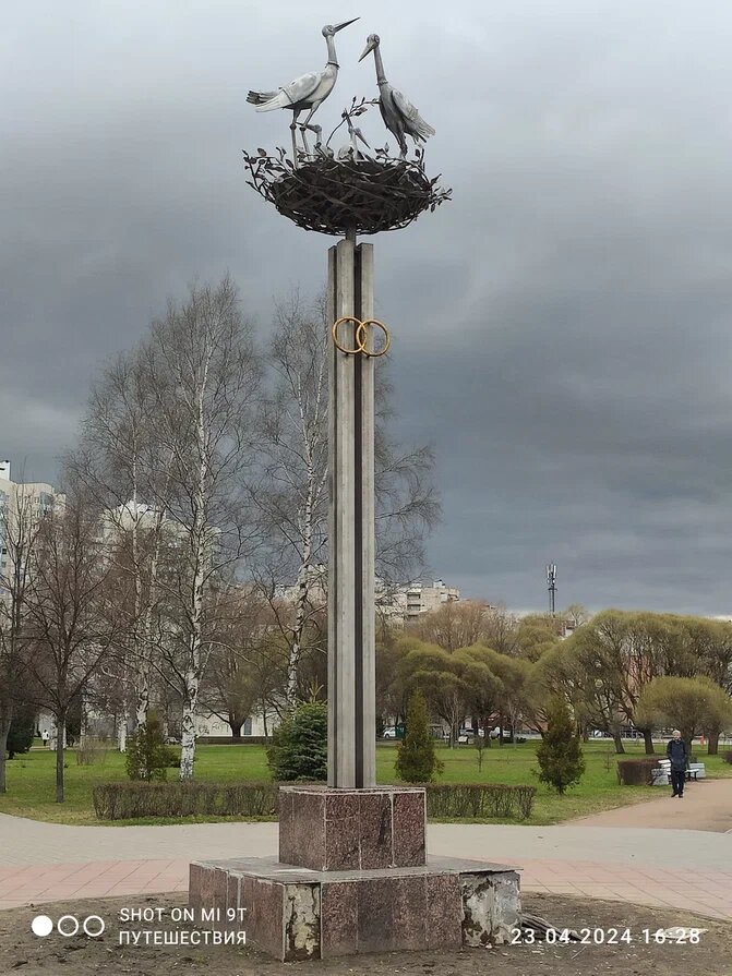 Памятник аистам на улице Верности. Фото автора (листайте галерею)