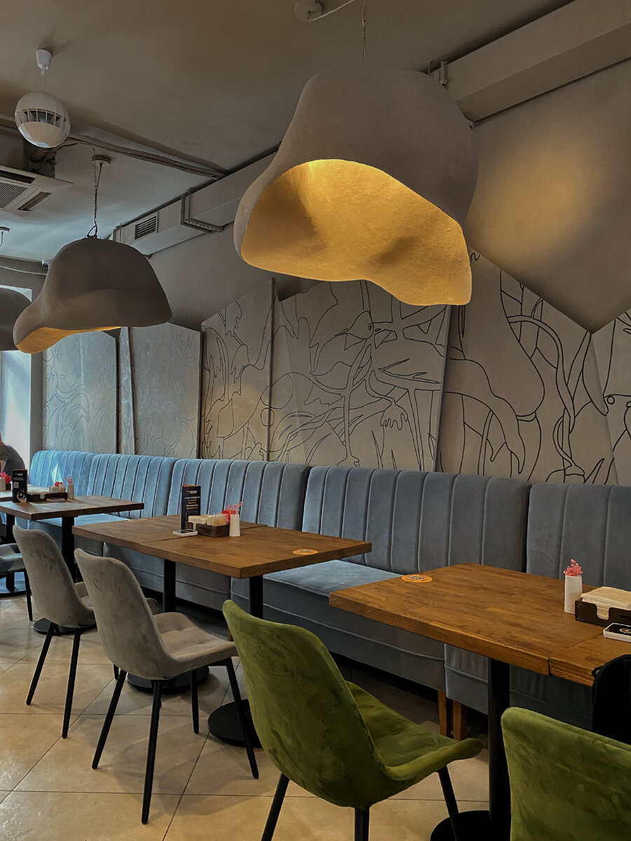 Интерьер довольно сдержанный. Мне понравились люстры, выполненные из гипса - выглядит стильно. 