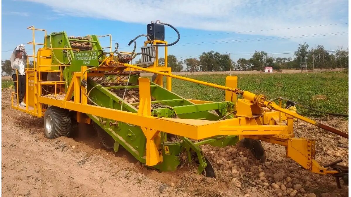 Фото: mdpi.com Необычный картофелеуборочный комбайн 4UJ-180A с резиновыми пальцами