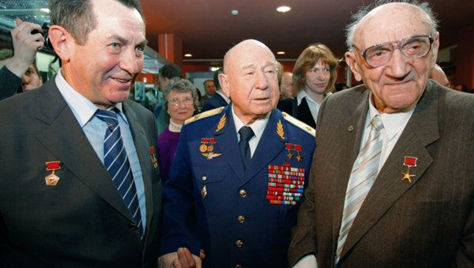 Космонавты А.С. Иванченков и А.А. Леонов вместе с Б.Е. Чертоком на Конгрессе. 