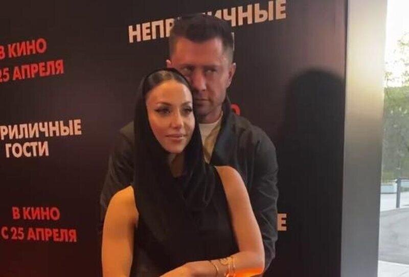 Павел Прилучный и Зепюр Брутян на премьере российского фильма «Неприличные гости». Фото: Кадр из видео. Фотография взята из открытых источников.  📷
