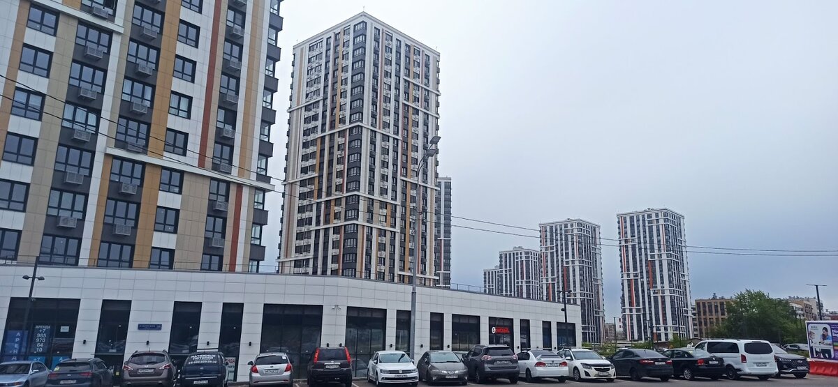 Вид на башни со стороны  променада. Фото: Александр Тарнопольский