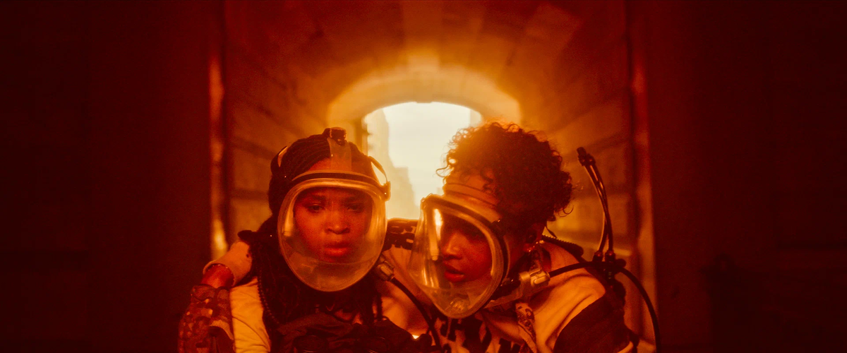 Знакомимся с главными героинями фильма-Майей (Дженни Хадсон) и Зорой (Куавенжане Уоллес)