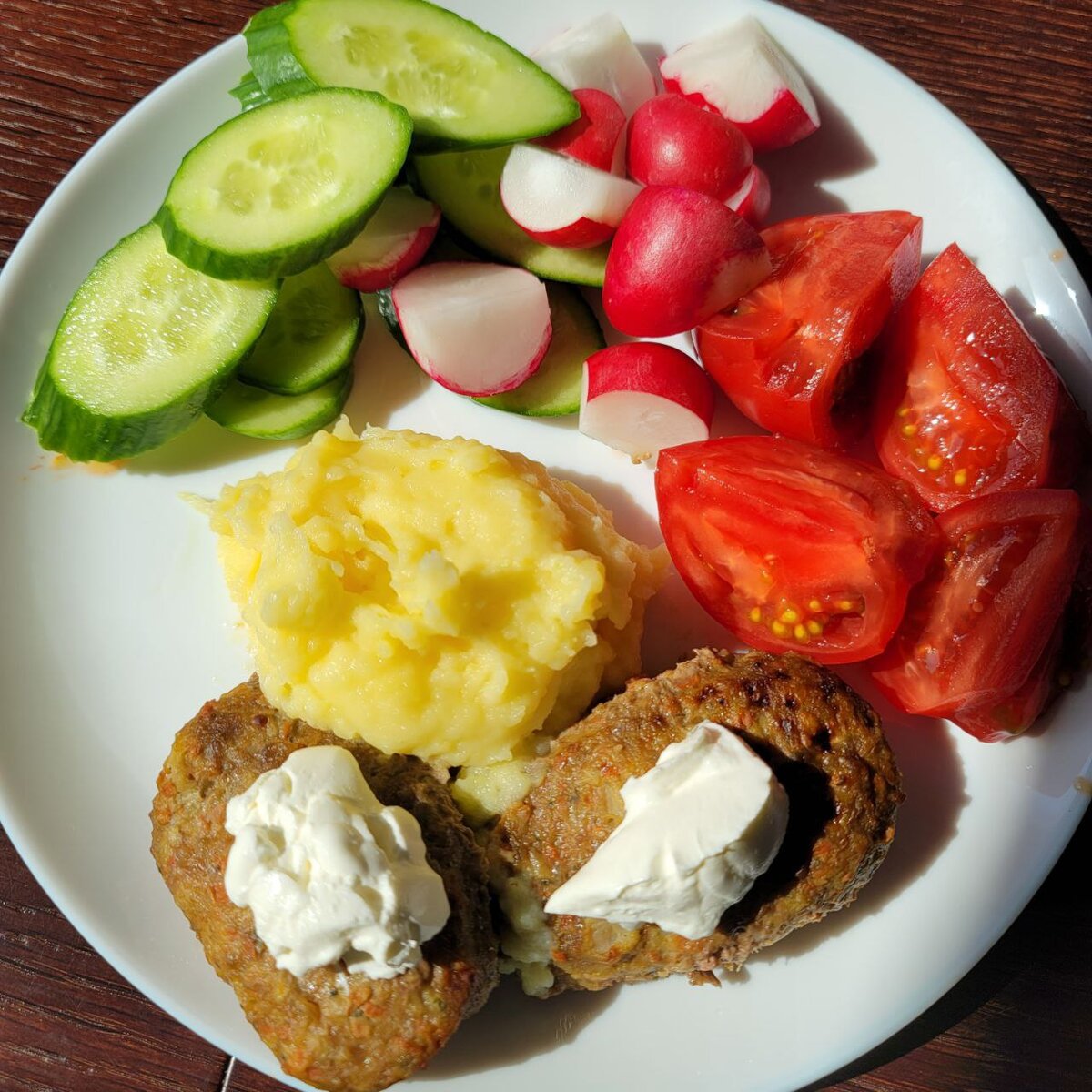 По дому ходили чужие люди, а я извинялась и ела свой обед ))