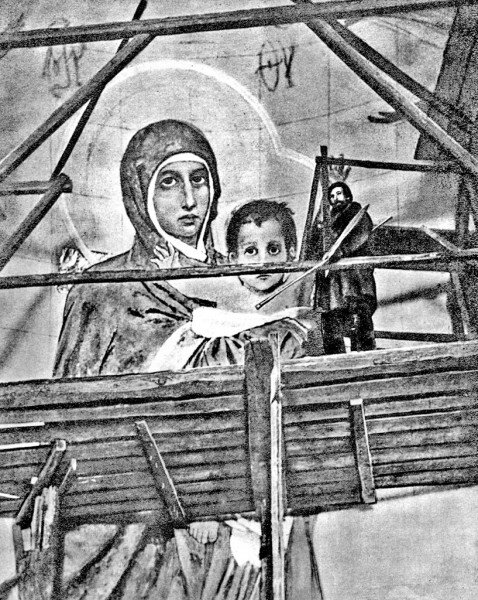 Ένα εκπληκτικό φαινόμενο σημειώθηκε στο Κίεβο, όπου η Μητέρα του Θεού εμφανίστηκε στους τοίχους του καθεδρικού ναού. Τη συνόδευαν Άγγελοι και το μωρό κάνει μια ασυνήθιστη χειρονομία. Τι ήταν και πότε, θα πούμε περαιτέρω.-4