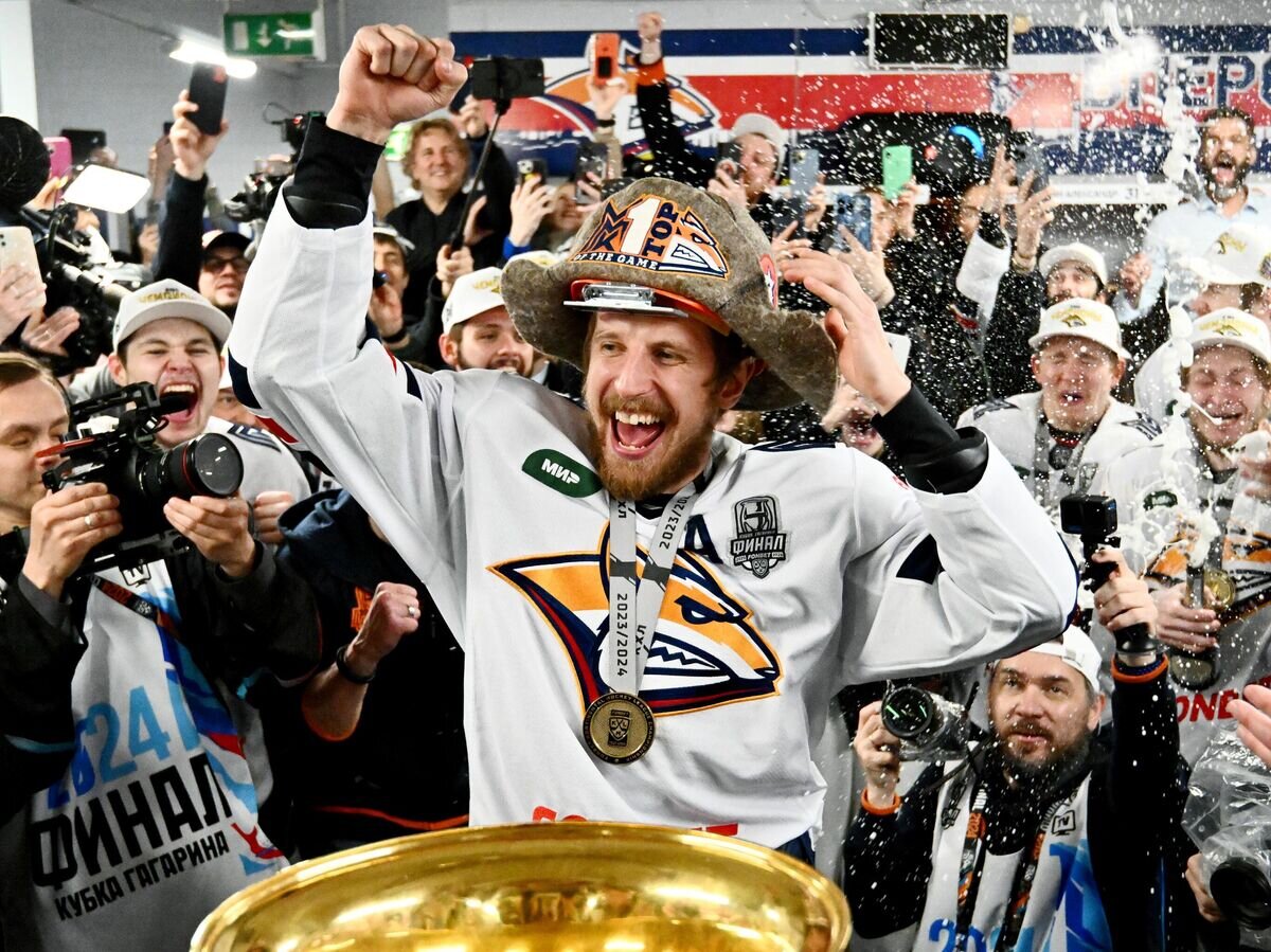    Хоккеисты "Металлурга" в чемпионской раздевалке после финала Кубка Гагарина© РИА Новости / Григорий Сысоев