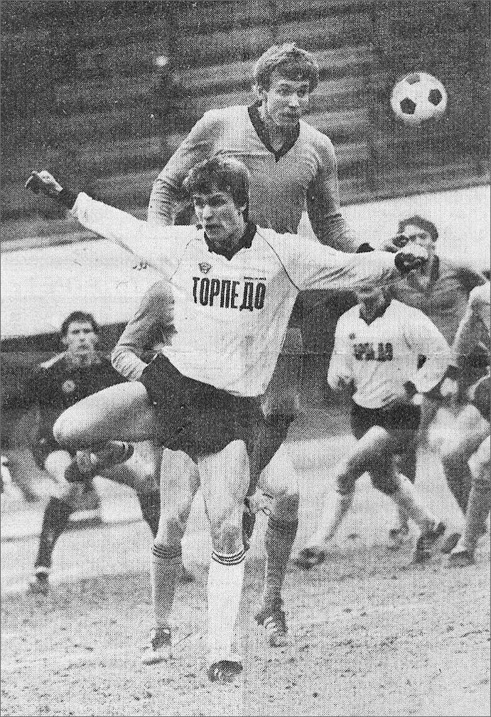 «Торпедо» - «Шахтёр» (Донецк) – 0:0. Слева направо вратарь «Шахтёра» Валентин Елинскас, торпедовец Валерий Петраков (в прыжке), защитник «Шахтёра» Юрий Журавлёв и торпедовец Андрей Редкоус.
