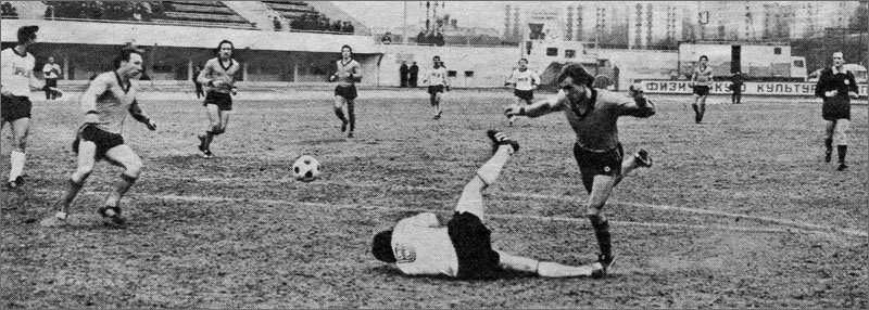 «Торпедо» - «Шахтёр» (Донецк) – 0:0. Ворвавшегося в штрафную «Шахтёра» торпедовца Сергея Петренко толчком в спину сбивает с ног полузащитник гостей Сергей Ященко, однако судейский свисток промолчал.
