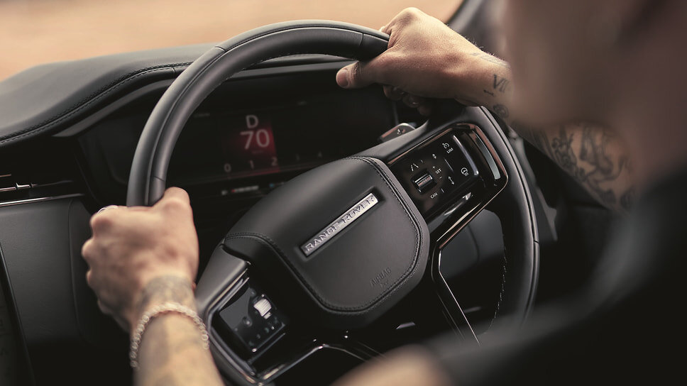 В пресс-релизе написано, что пакет «подчеркивает темную сторону» внедорожника. На одном из фото, прикрепленных к релизу, руль надежно держат сильно татуированные руки с цепью на одном из запястий.