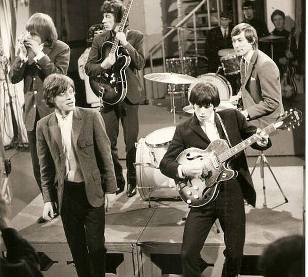 В 1964-м «THE ROLLING STONES» были встречены в американском аэропорту криками "Подстригитесь!"