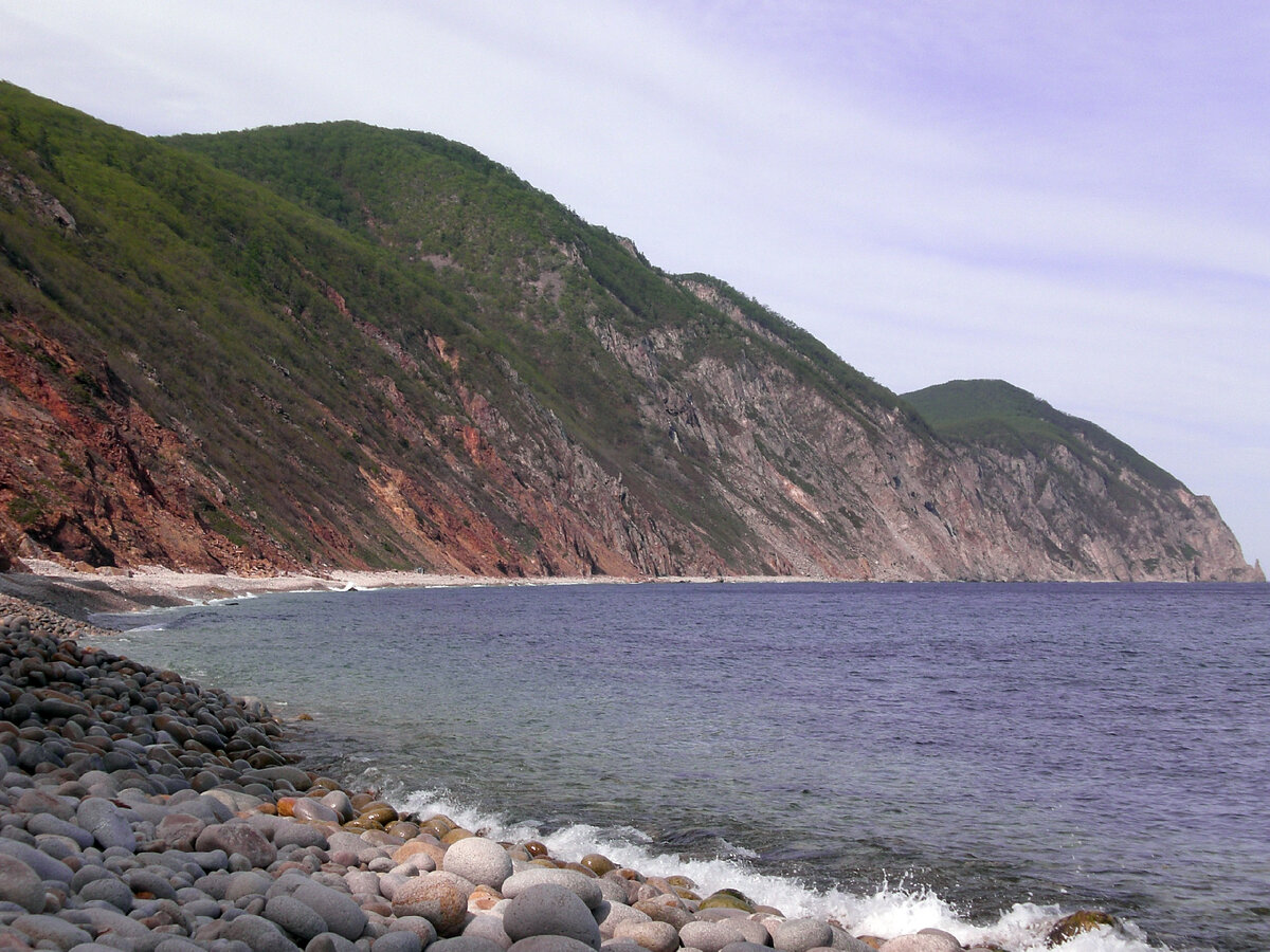 Валунный пляж на труднодоступном побережье Дальнегорского городского округа.