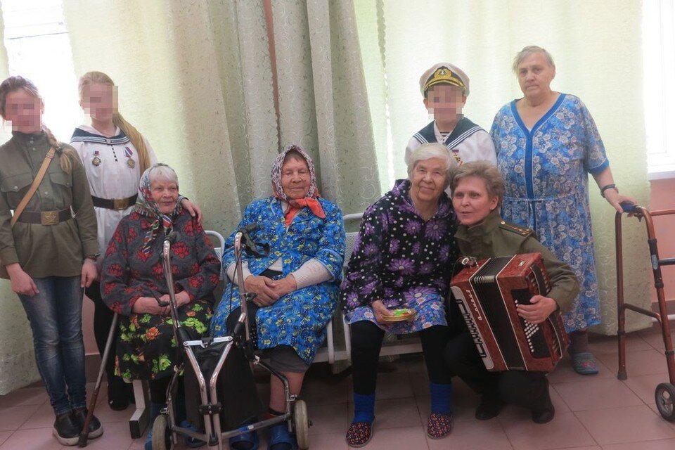 К пожилым людям часто приезжали волонтеры. Фото: личный архив.