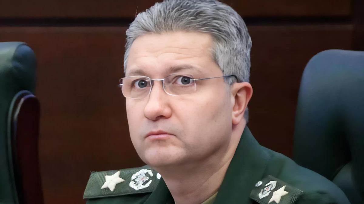 Вообще, бойцы и командиры восприняли эту новость радостно. И даже с некоторой надеждой, что это только начало и следом за решетку пойдут деятели совсем другого ранга. Наивные, конечно.-10
