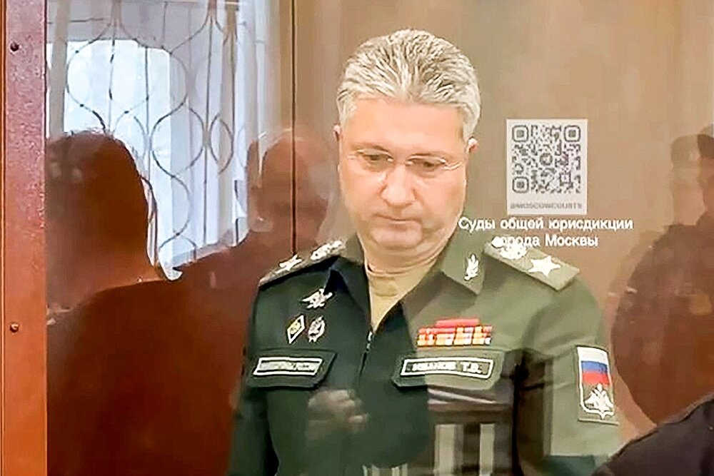 Вообще, бойцы и командиры восприняли эту новость радостно. И даже с некоторой надеждой, что это только начало и следом за решетку пойдут деятели совсем другого ранга. Наивные, конечно.-6