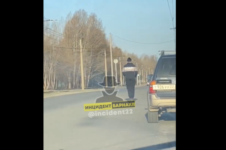    Ситуация на дороге. Источник: скрин "Инцидент Барнаул"