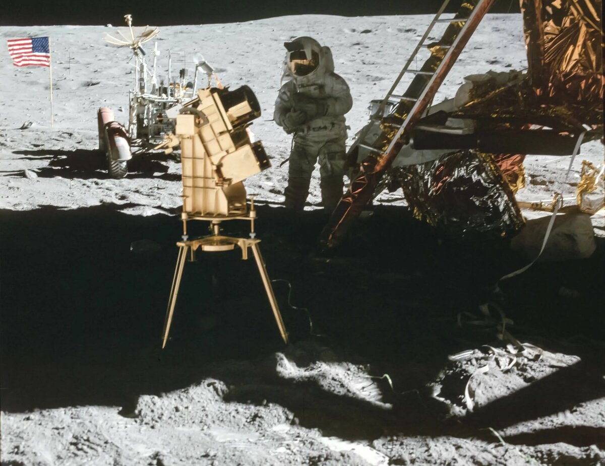 Мы видим некий предмет, напоминающий телескоп, который вроде бы как покрыт чем-то напоминающим золото.