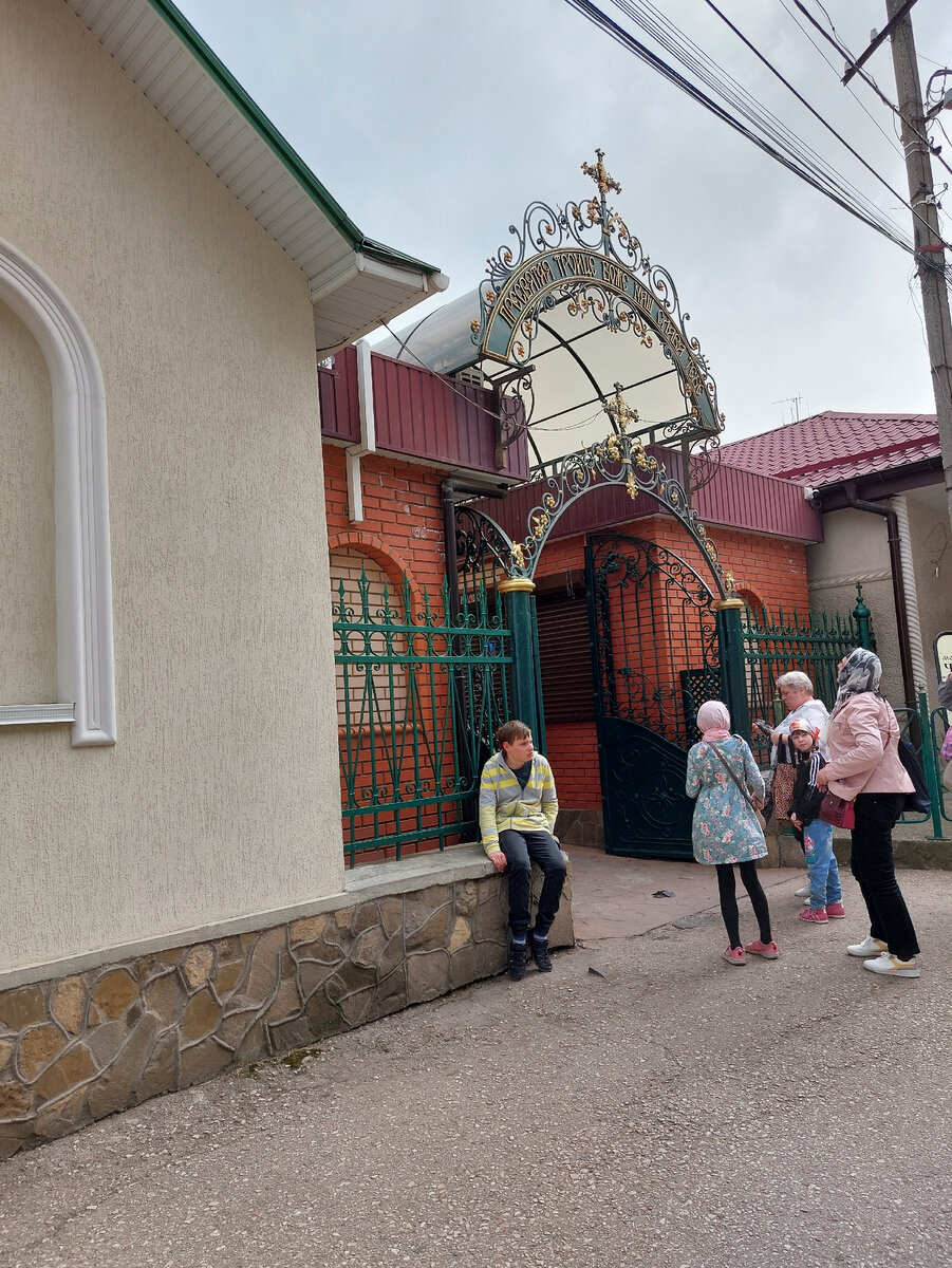 У входа в Свято-Троицкий женский монастырь
