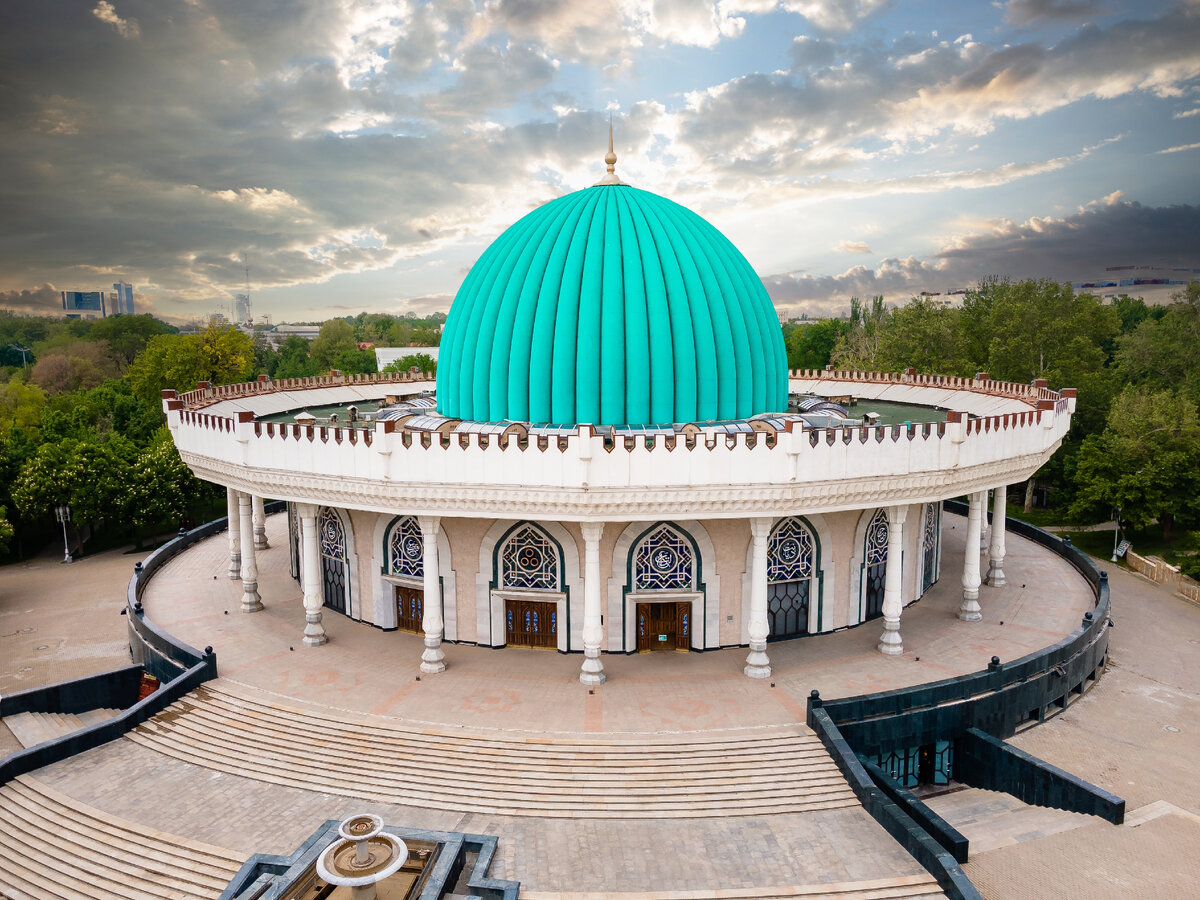 Ташкент – древний и красивый город, столица Узбекистана с богатой историей и культурным наследием. Если вы планируете полететь в Ташкент, советуем вам посетить пять этих достопримечательностей: 1.-2