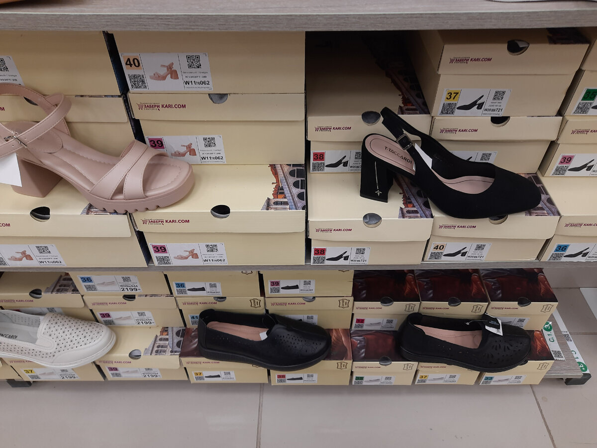 обуви много!