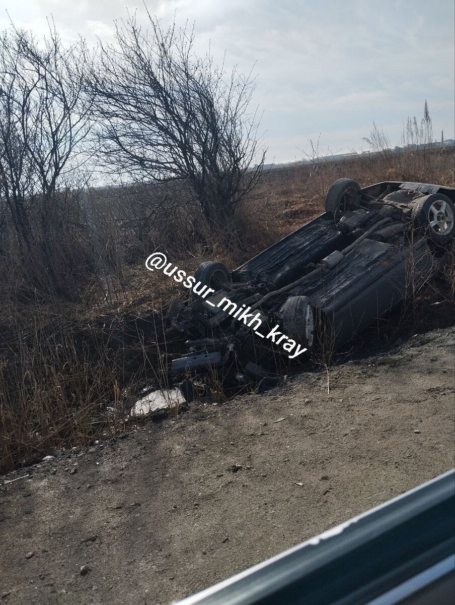 Покорёжил» и бросил: автомобилист кинул машину на произвол судьбы в  Приморье — фото | Восток-Медиа | Дзен