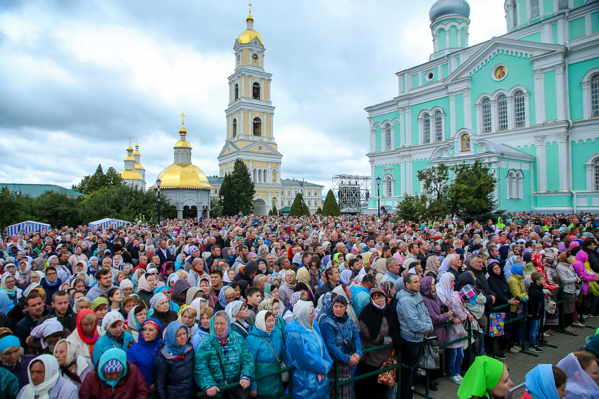 Служба на улице в Дивеево