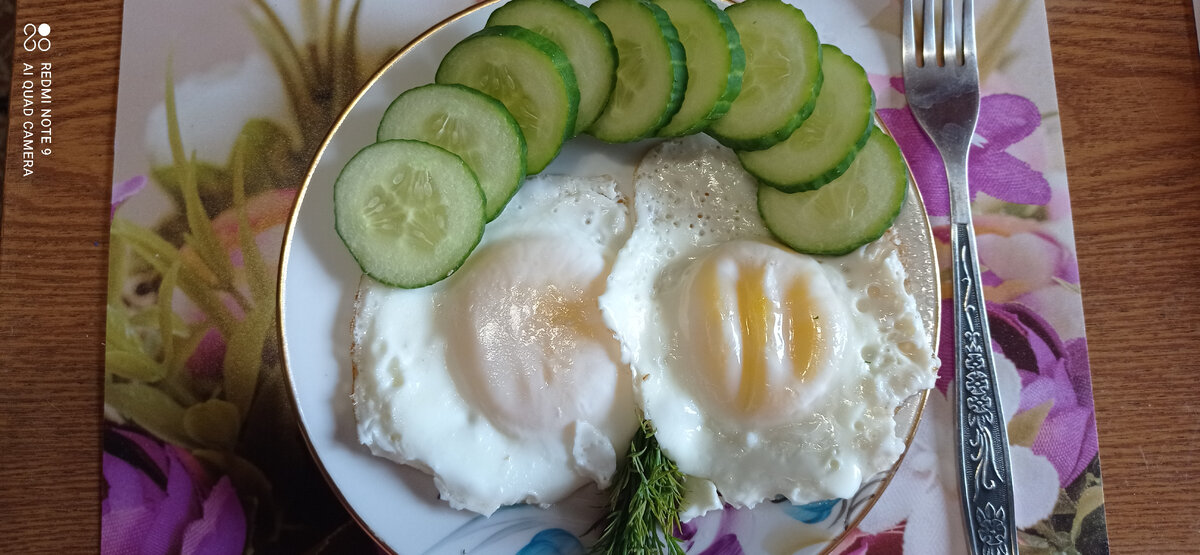 На завтрак яичница из двух яиц и огурец, а также кофе из дрифт-пакета с половиной чайной ложки сахара и сливками. 
