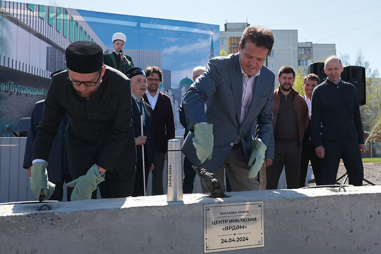   Дали старт строительству центра реабилитации для инвалидов-колясочников. Церемонию провели мэр Казани Ильсур Метшин и имам мечети «Ярдэм» Илдар Баязитов
