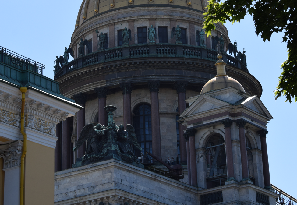 К сожалению, в моем архиве нашлась только одна фотография, где можно увидеть эти факелы