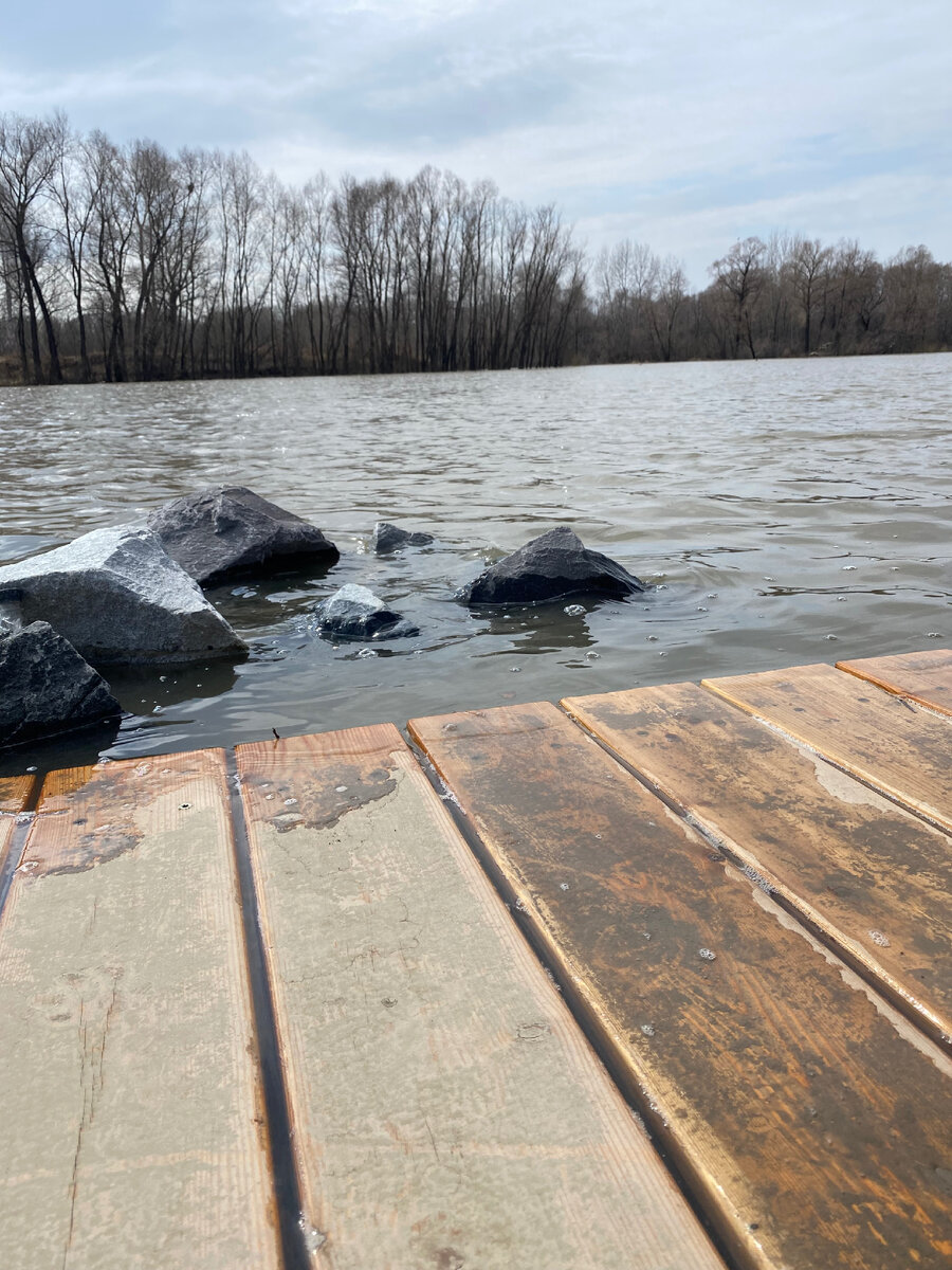 Вода обычно значительно ниже камней