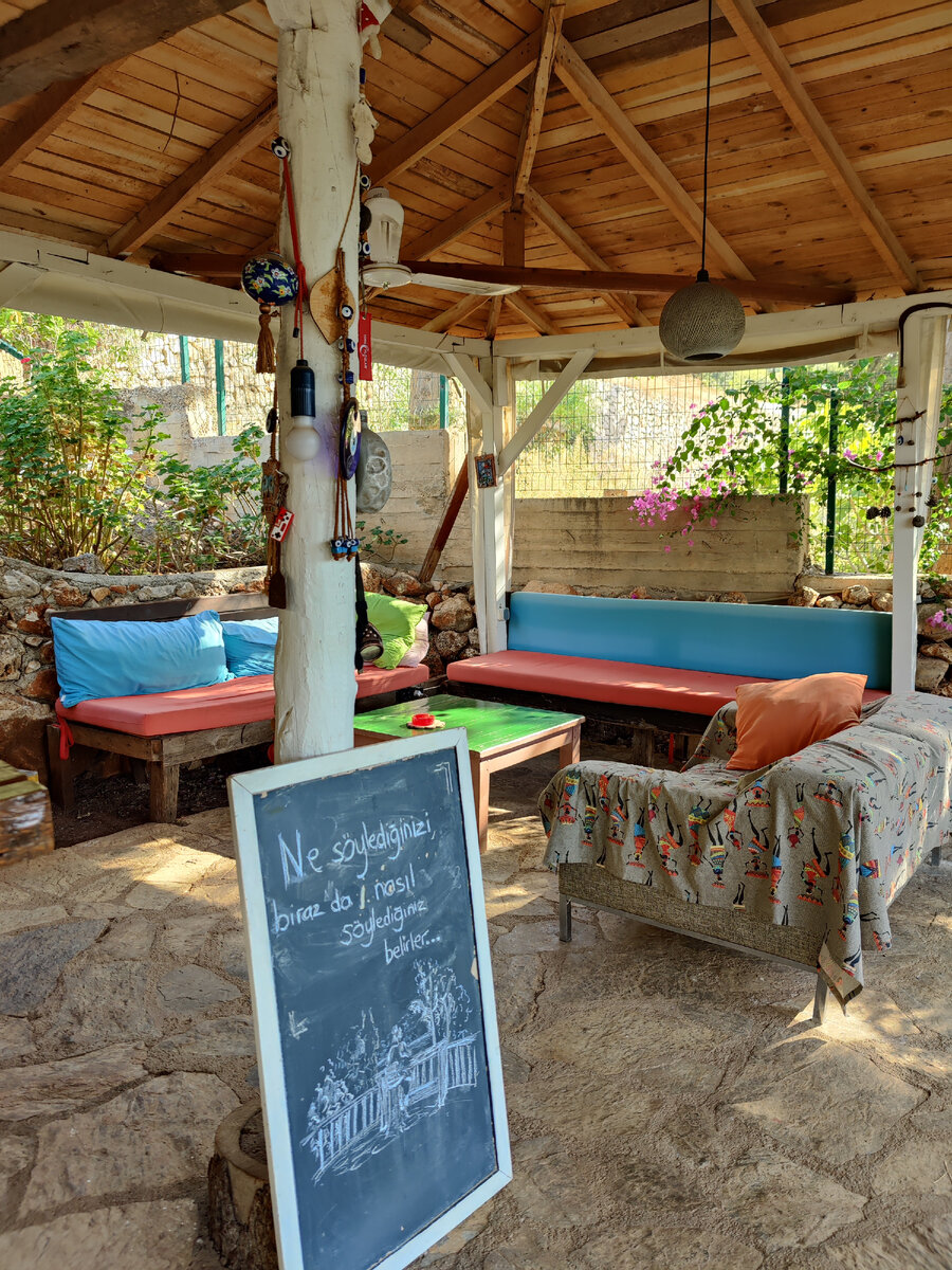 Диванчики на ресепшене. Бонифаций уже проснулся.