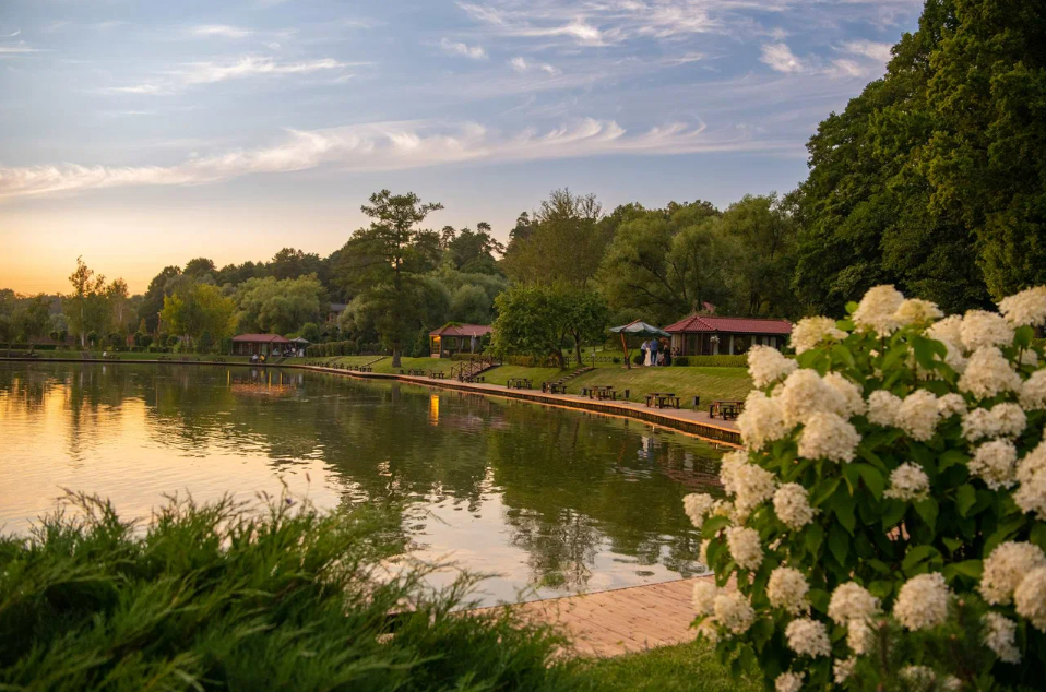 У отеля большая живописная и ухоженная территория с рыбацкими прудами и детскими площадками на берегу. Фото: Яндекс Путешествия