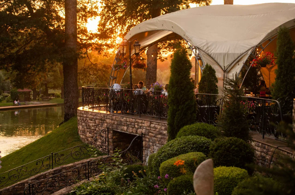 Если вы не хотите самостоятельно готовить на мангале, еду на гриле можно заказать в местном ресторане. Фото: Яндекс Путешествия