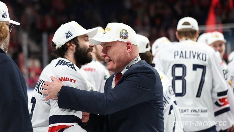    Андрей Разин отмечает победу в Кубке Гагарина.Александр Федоров