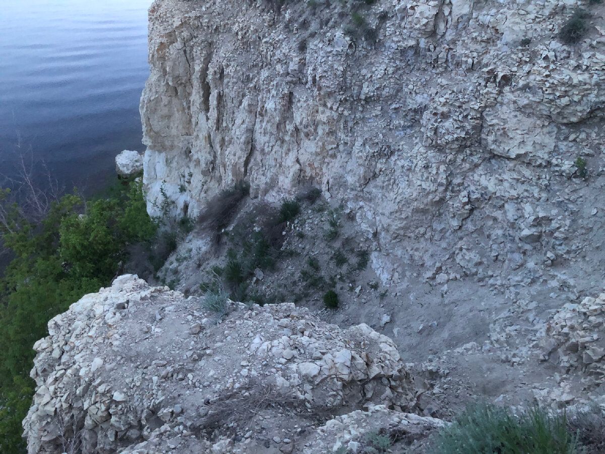 Спуск к воде на этой локации не из самых лёгких.