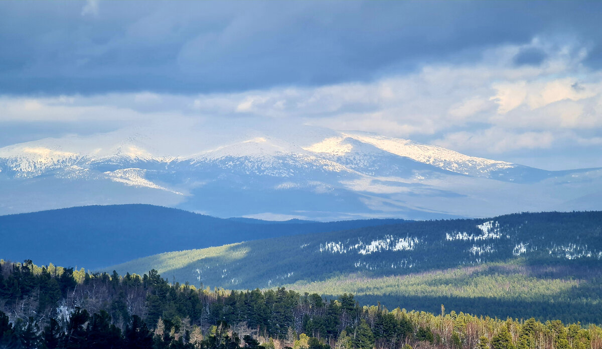 Вид с ГУХа на заповедник Денежкин камень