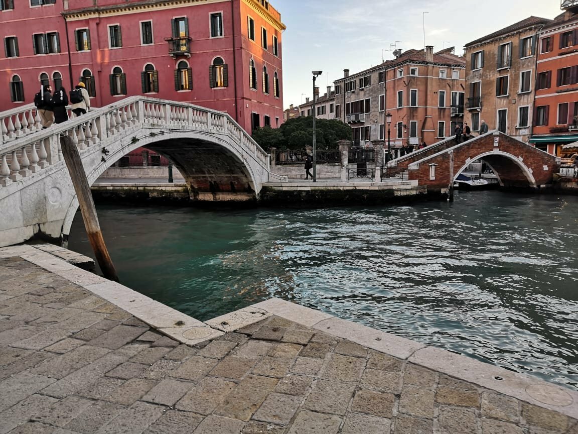 Интересный факт: в Венеции 176 каналов и около четырёхсот мостов. Фото автора
