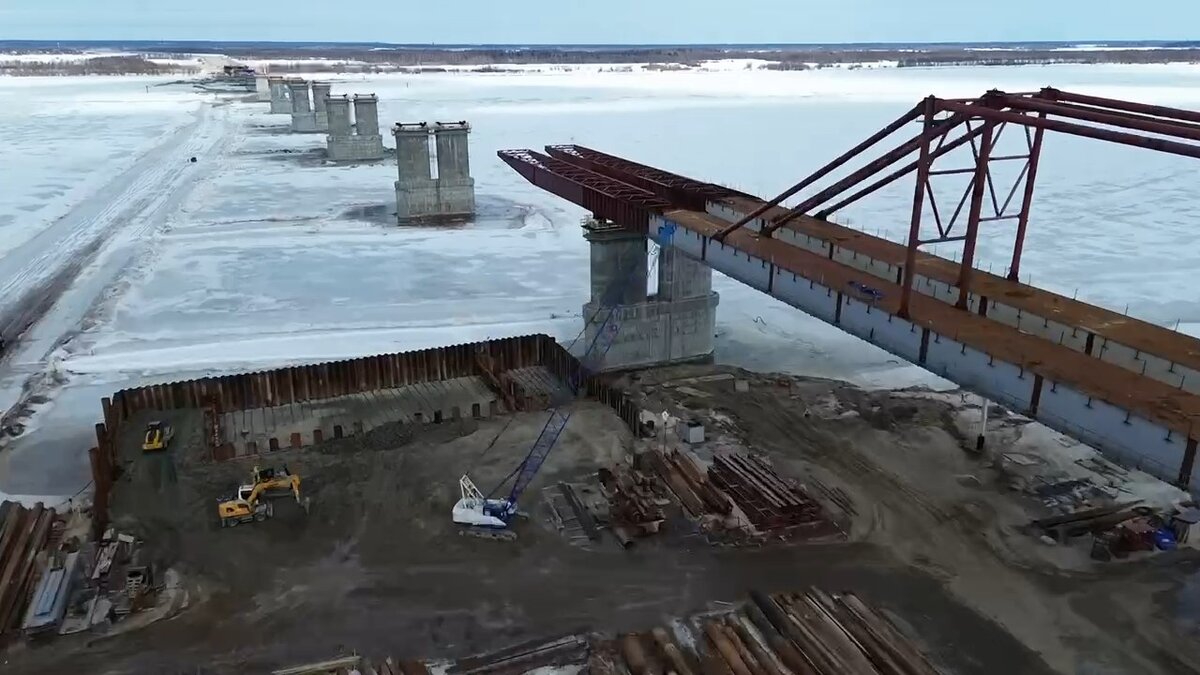    Установлены 16 опор моста через Обь в Сургуте