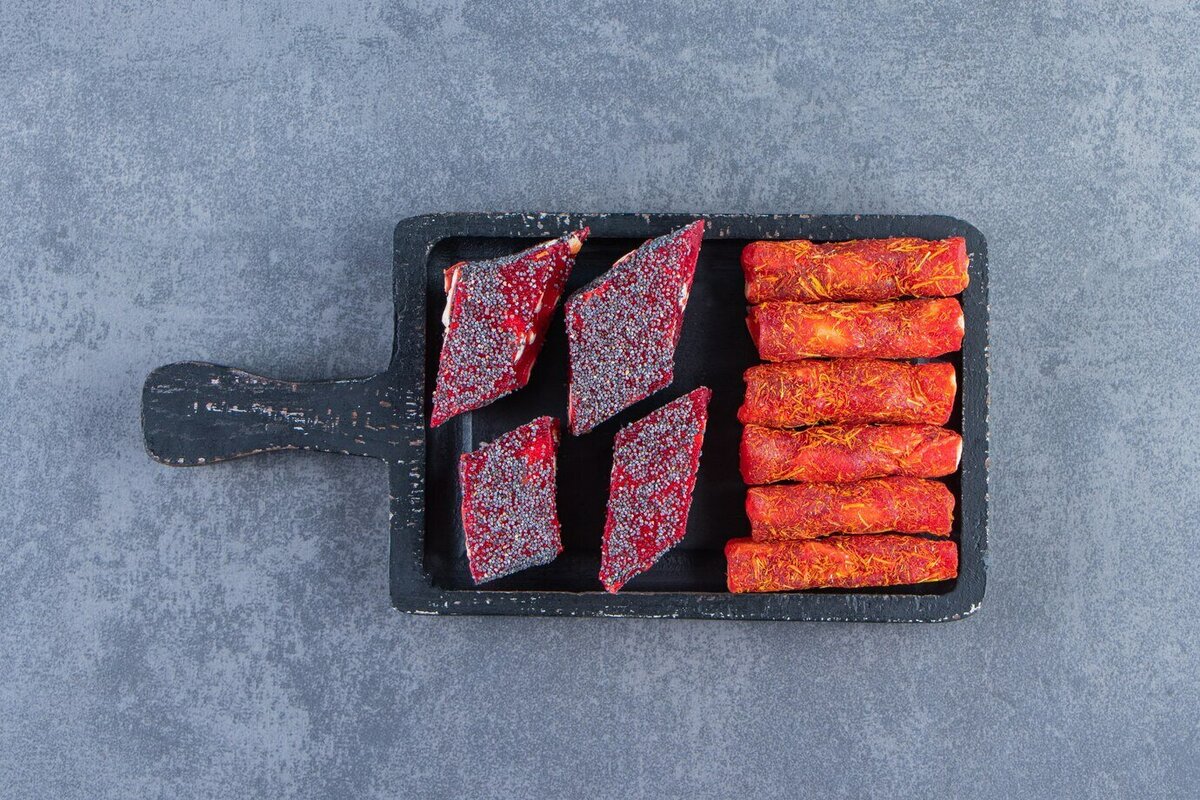 Азербайджанскую бастурму также делают с горьким красным перцем, каменной солью крупного помола, укропом и чесноком. Фото: azerbaijan stockers / Freepik