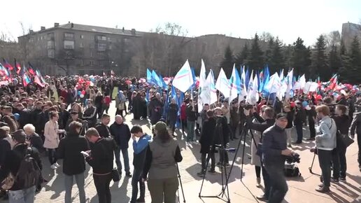 ПЯТЬ ЛЕТ НАЗАД ДОНЕЦК БЫЛ ПОЛОН ЗНАМЕН, ТОГДА ЕЩЕ МОЖНО БЫЛО ВОТ ТАК СОБИРАТЬСЯ