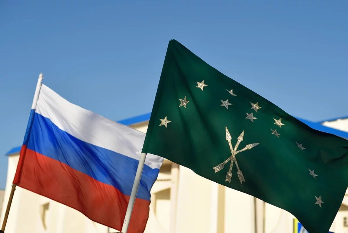    Мурат Кумпилов поздравил жителей Адыгеи с Днем Государственного флага РА