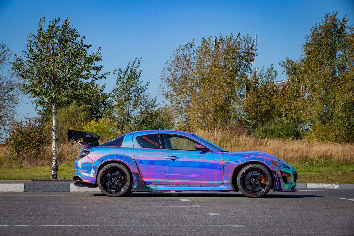    Mazda RX-8 неординарна сама по себе. Начиная с весьма интересного кузова без центральной стойки и распашных дверей (задние открываются не как передние, а в другую сторону), заканчивая уникальным роторным двигателем 13B-MSP, который при скромном объеме в 1,3 литра развивает от 192 до 250 л.с. (в зависимости от модификации модели). К сожалению, культовым автомобилем Mazda RX-8, в отличие от своего предшественника Mazda RX-7, не стал. Но это не значит, что у него нет своих фанатов.