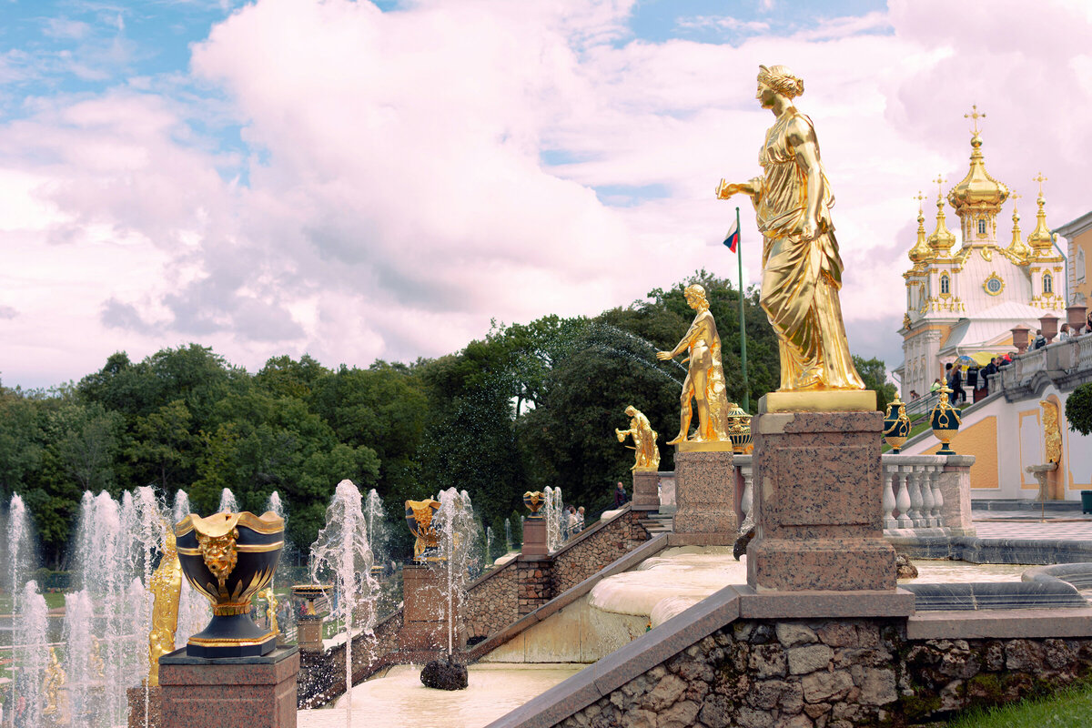 Каскадный фонтан — самый знаменитый в Петергофе Фото: Vitali Adutskevich/ Unsplash