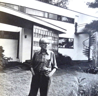 Вальтер Гропиус рядом со своим домом